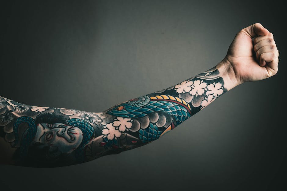 Langlebigkeit der Folie auf Tattoos